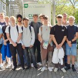 Gruppe von Studierenden posiert für ein Foto