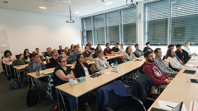 ein Publikum von Menschen sitzen 