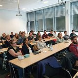 ein Publikum von Menschen sitzen 